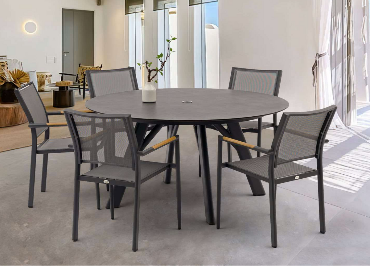 YES dining table by Couture Jardin