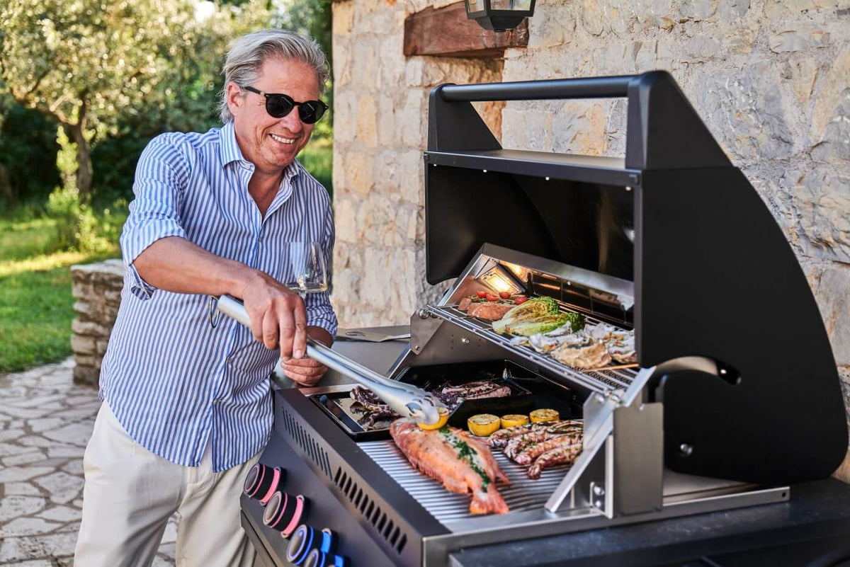 Napoleon Oasis 301 Outdoor Kitchen with Built-In 700 Series 32-inch Grill