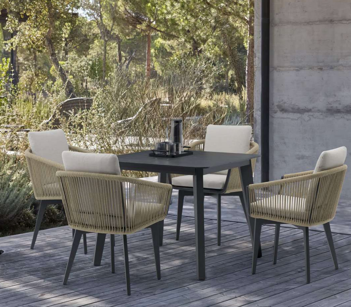 DIVA dining table by Couture Jardin