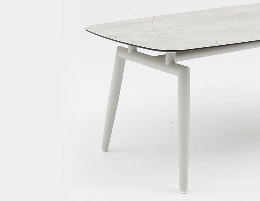 SCOOP dining table by Couture Jardin